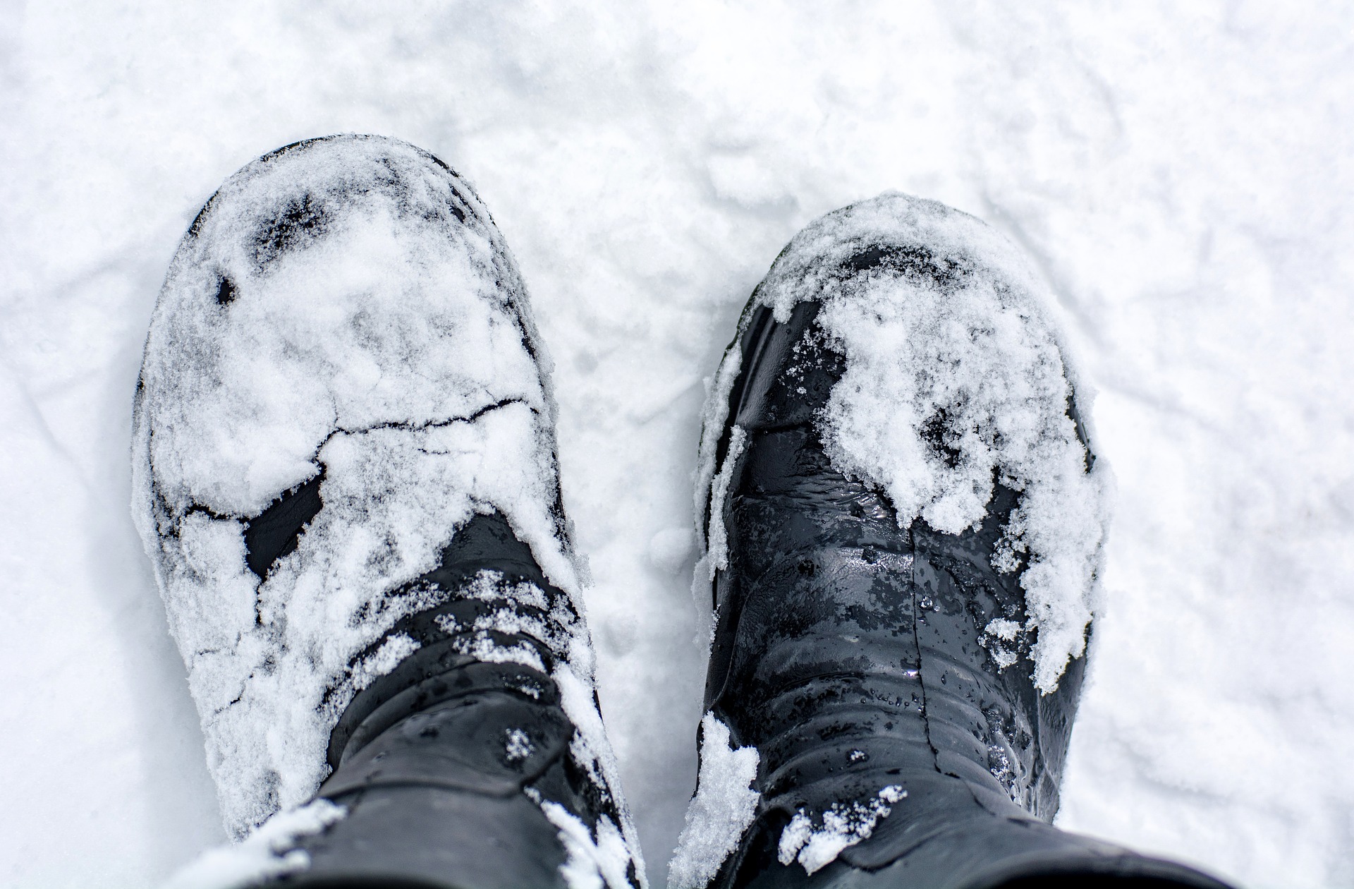 Головой в снег ногами. Ботинки в снегу. Ноги в снегу. Ноги в сугробе. Зимняя обувь на снегу.